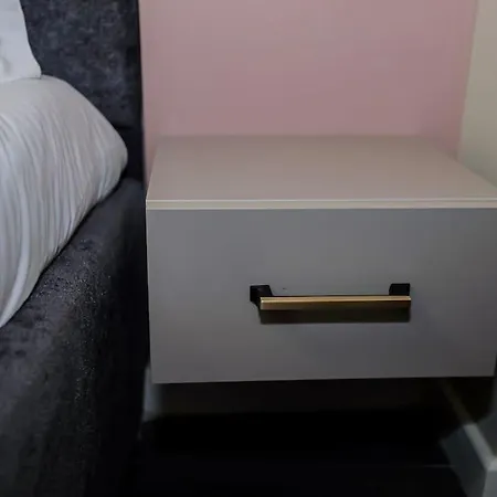 Miku Apartment- Exclusive 1 Bedroom At Komuna E Parisit 公寓