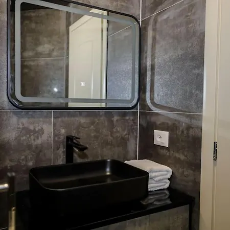 Miku Apartment- Exclusive 1 Bedroom At Komuna E Parisit 地拉那
